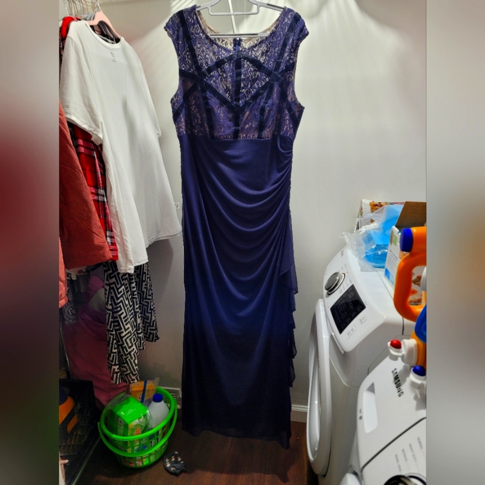 Elegant Navy Lace Evening Dress size 18w B&A by Betsy & Adam formal gown.
